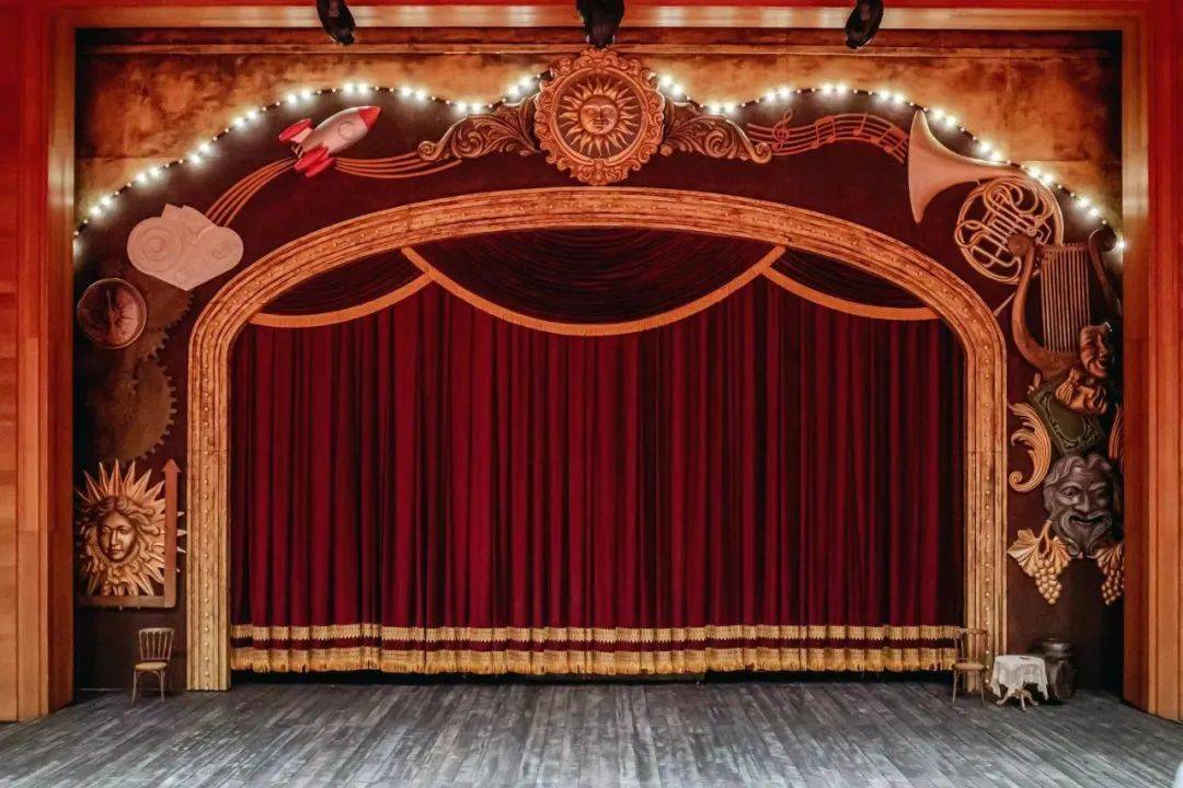 舞美设计王威为观众解读了舞台台口的有趣设计——左边的太阳神阿波罗