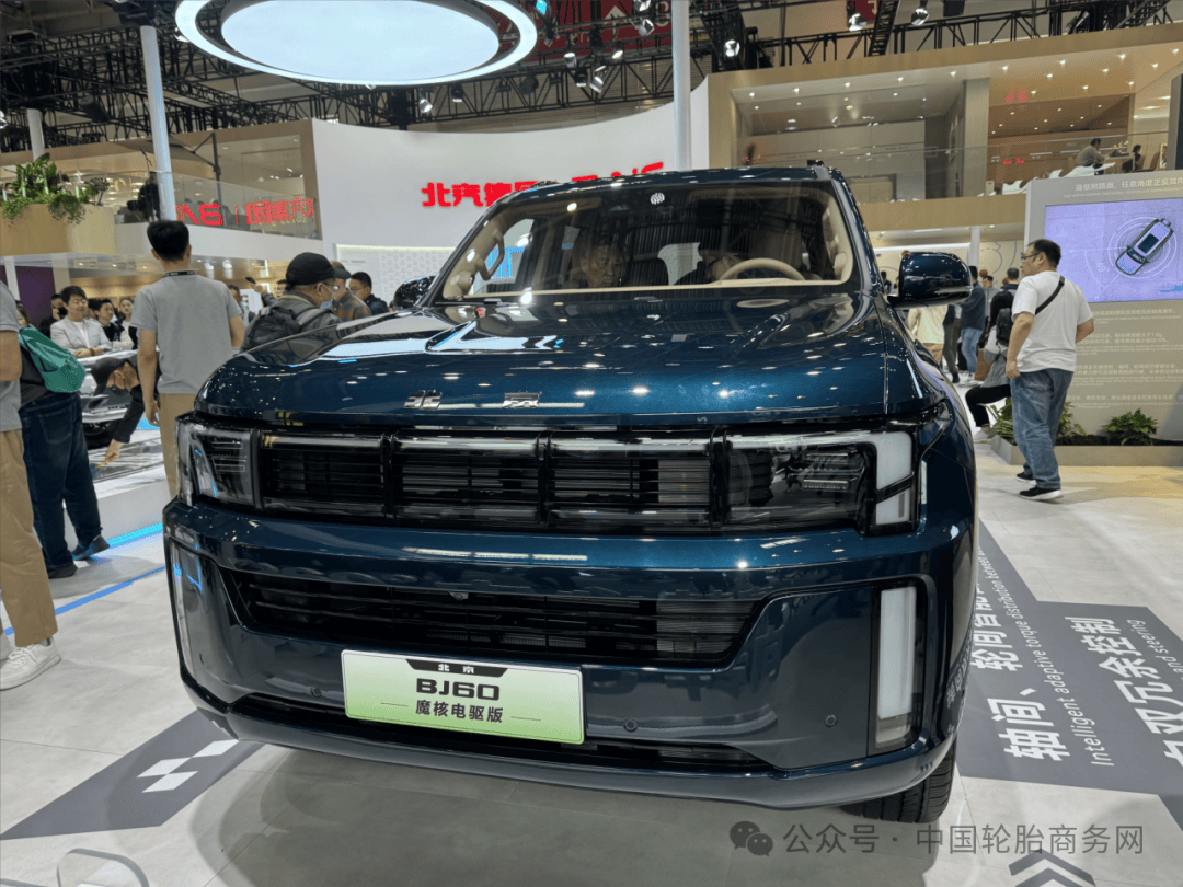 配合增程式混合动力系统,轮胎采用的是来自玛全新的高端越野家族r