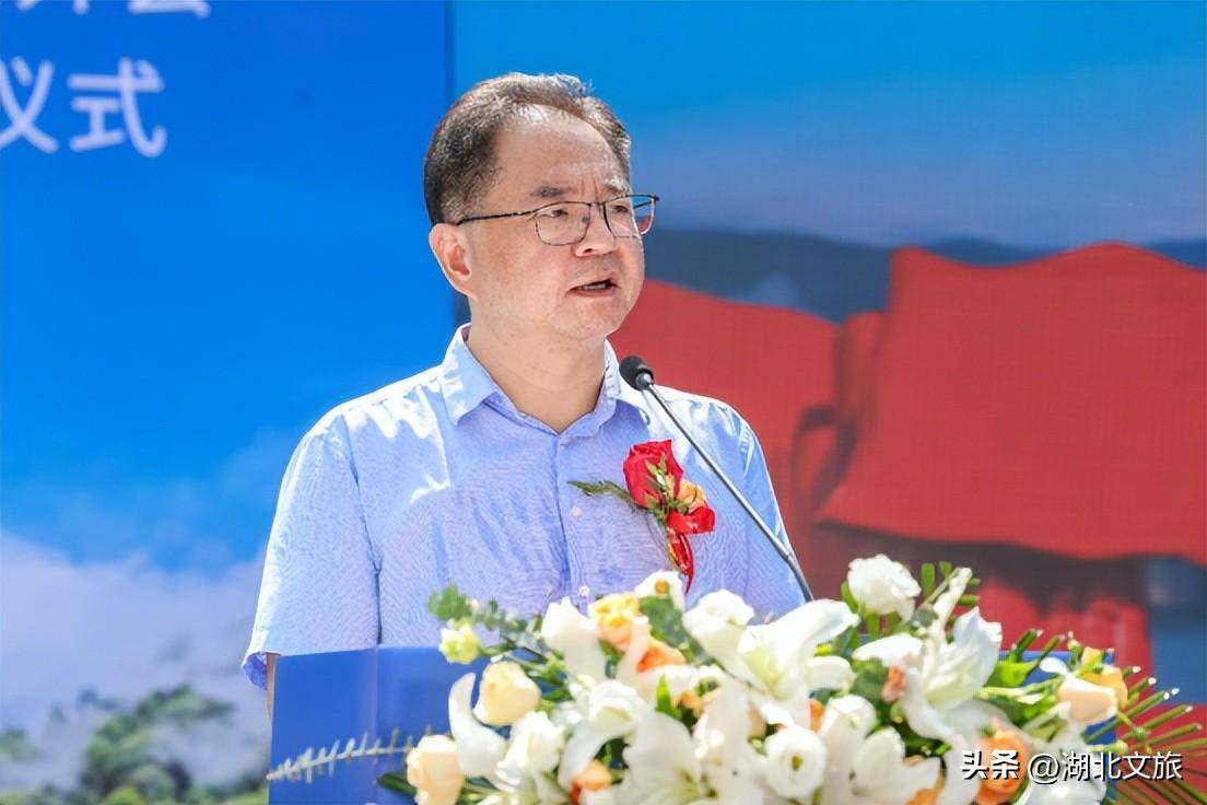 正如,李晓亮县长在致辞中说道:新县厚重如书,365处革命遗址遗迹,每一