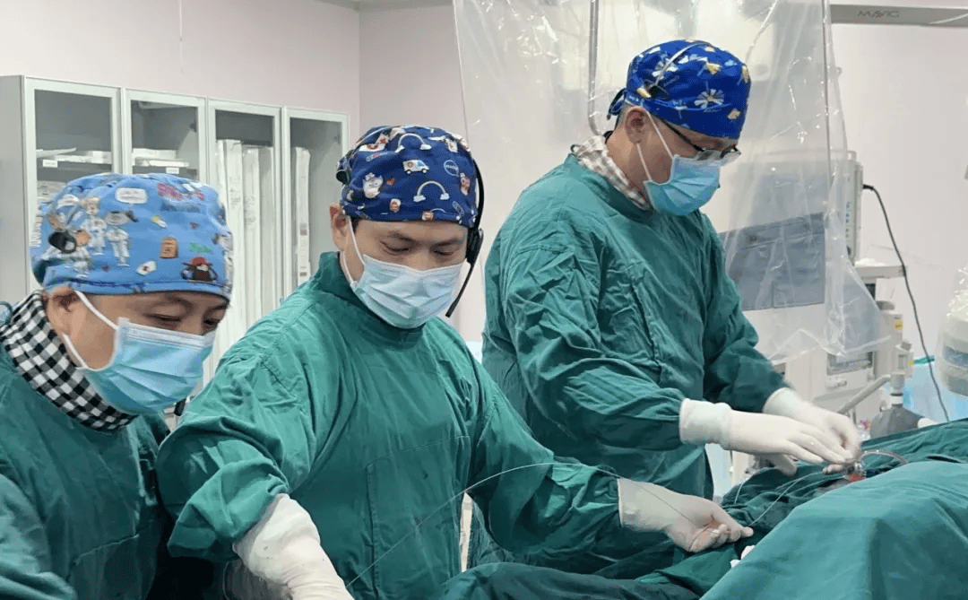 我院心血管内科团队成功向韩国直播高难度手术