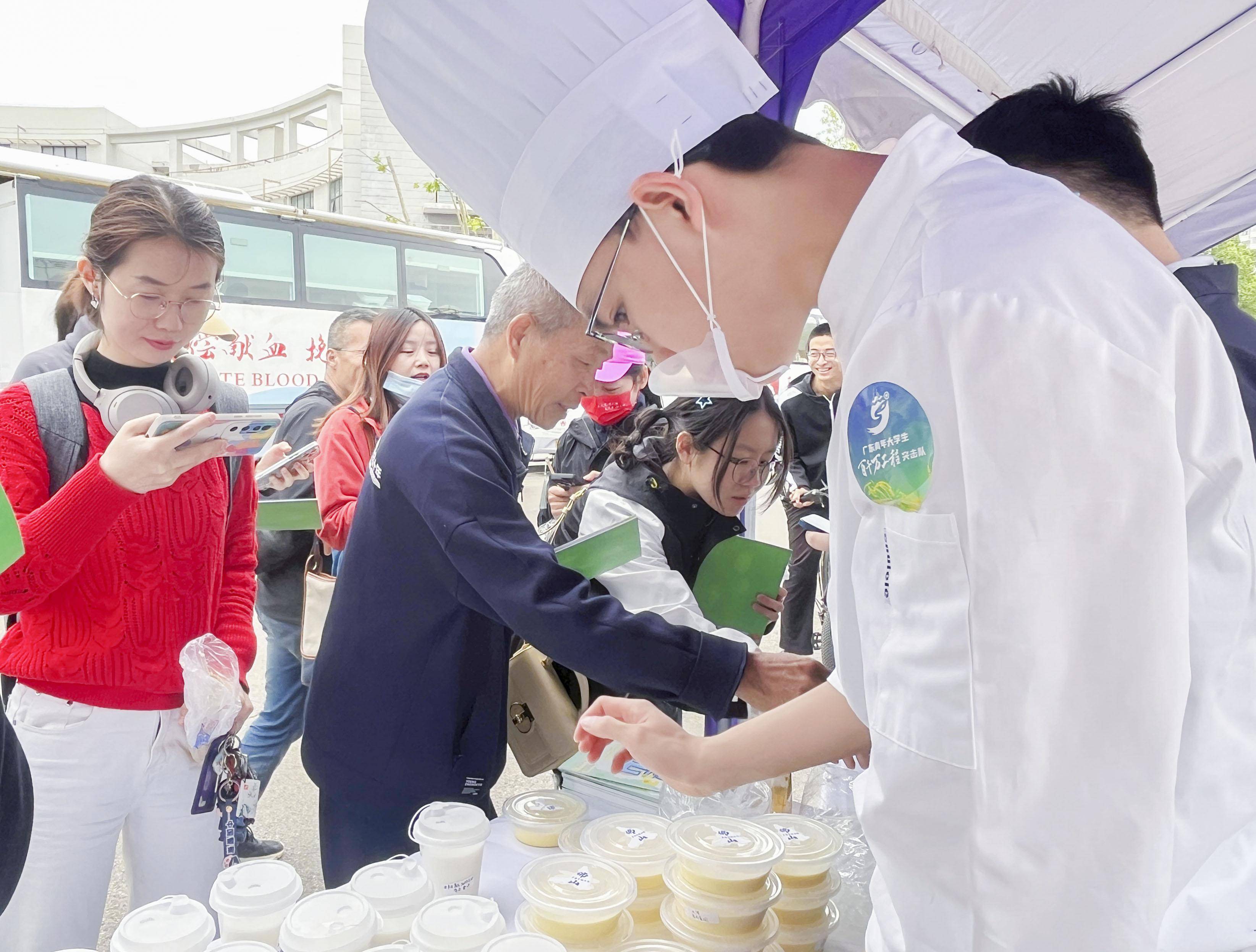 清华大学校庆：他们获邀现场展示姜撞奶、炸牛奶制作
