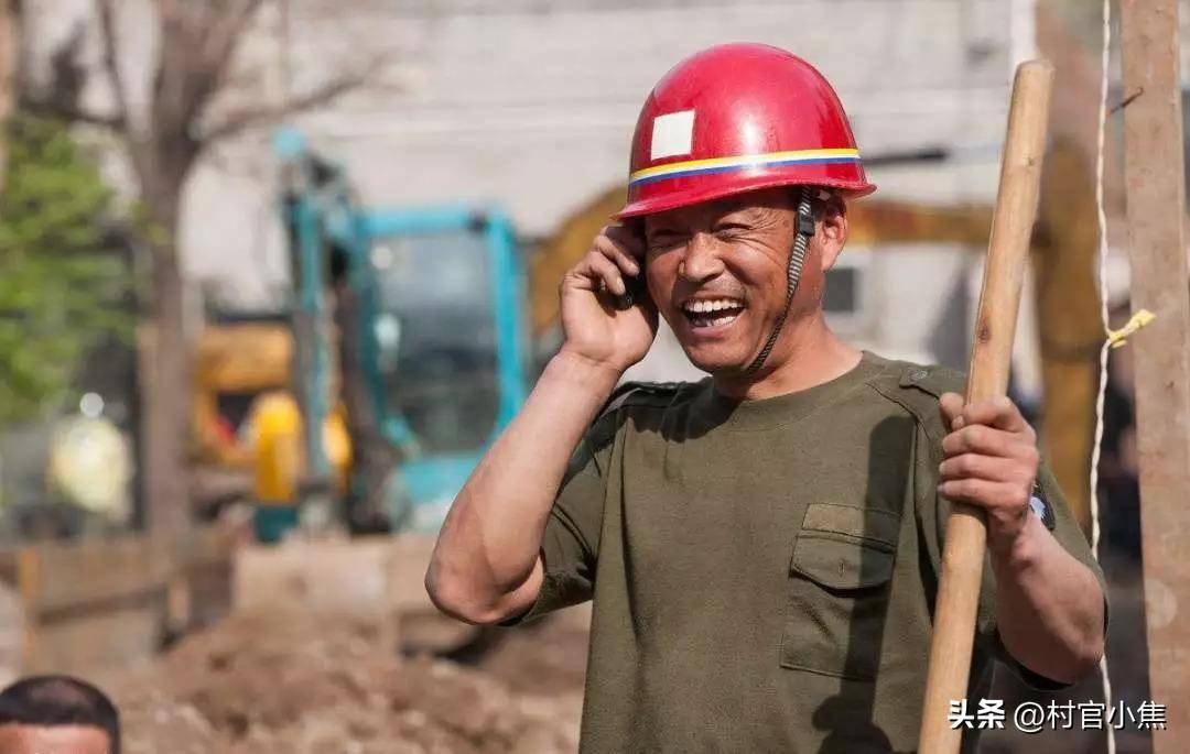 很多农民朋友都说今年活不好找,尤其是想进建筑行业的农民更是找不到