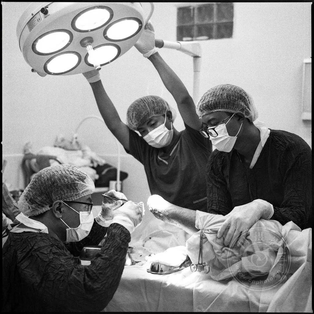 (克伦尼族)的一家秘密丛林医院里,医生和医疗志愿者正在进行手术