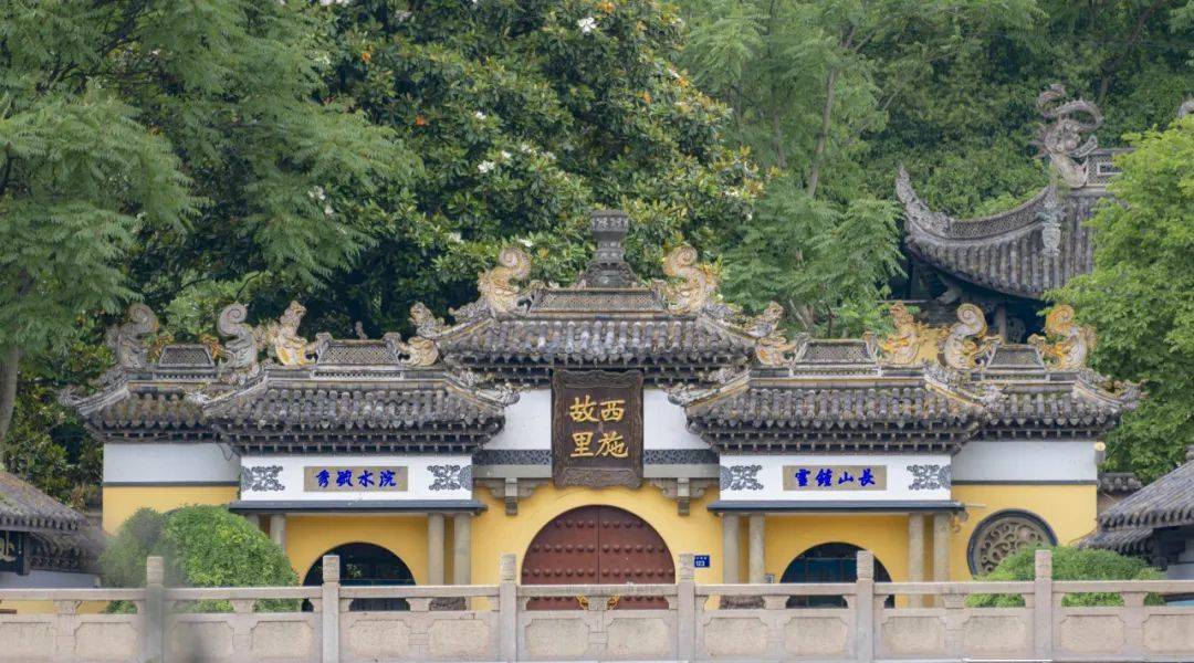 如果你也是宁可选择不上班也要上香的当代青年,斗岩绝对是佛祖给你