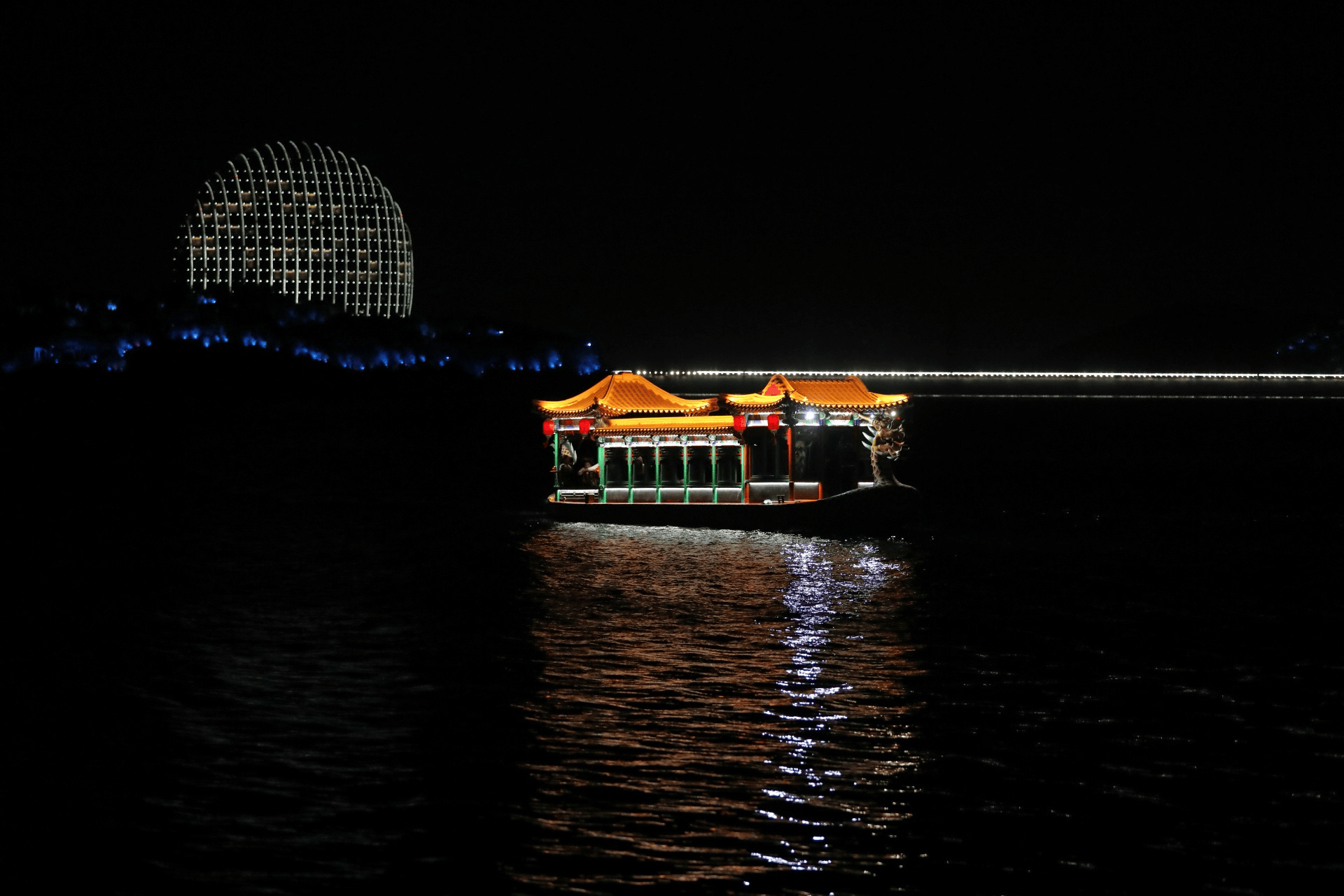 "雁栖湖景区副总经理路健介绍,今年我们还对环湖夜景灯光做了全面的