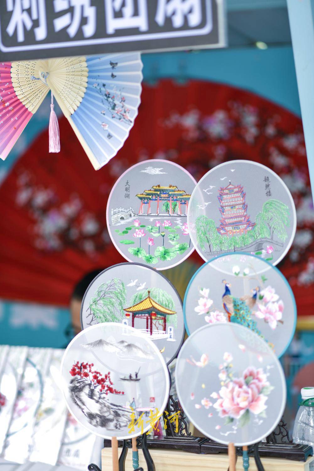 现场30余个摊位销售的美食,纪念品大部分都和济南息息相关,除了带有