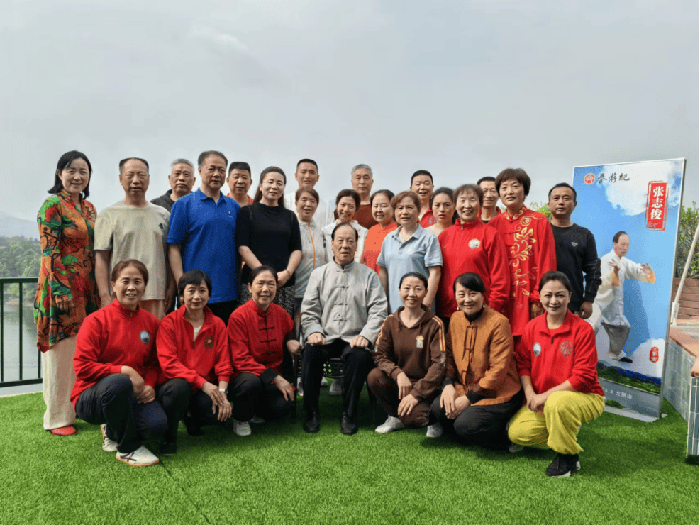 让我们在2024年最美的太极春天,遇见以拳授人,以德育人的张志俊老师