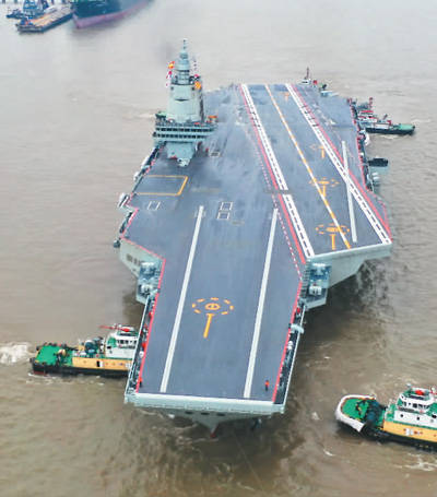 中国海军福建舰出海开展首次航行试验