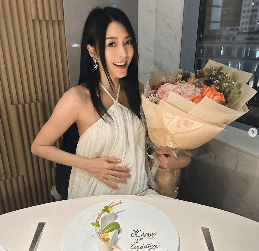 知名女星怀孕7个月晒白滑孕肚!四肢纤幼长胎不长肉却令网友忧心