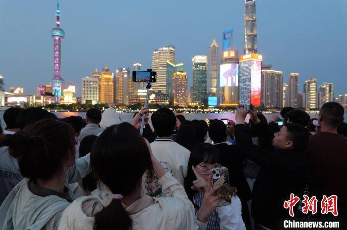 五一假期 游客欣赏上海黄浦江两岸夜景