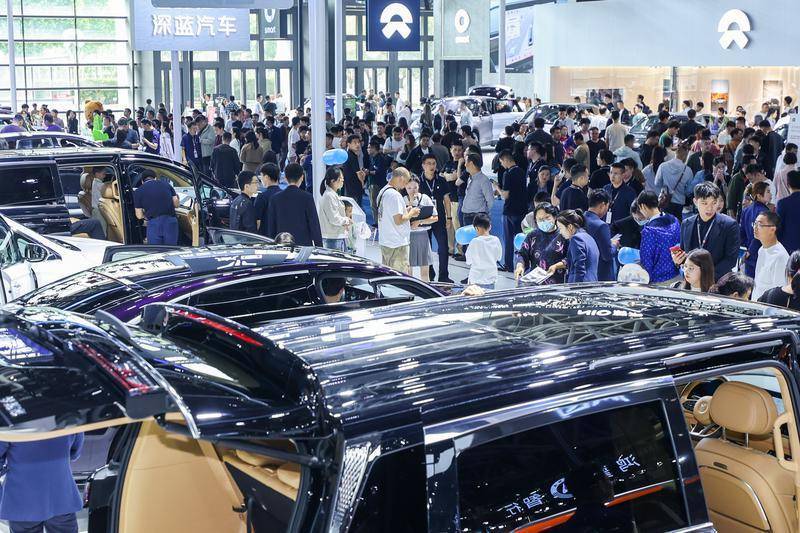 5月1日,2024第十六届西安五一车展在西安国际会展中心开幕,吸引了众多
