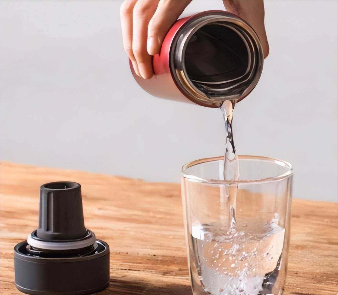 央视多次曝光的"夺命保温杯",热水进毒水出,大家需警惕对待