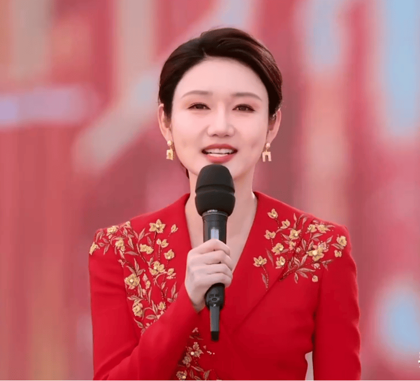 看完央视五一晚会,我发现主持人龙洋和任鲁豫不合拍的