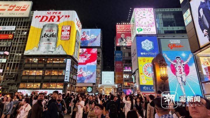   日元汇率创34年新低，日本游客大军“席卷”日本购物中心香奈儿。 