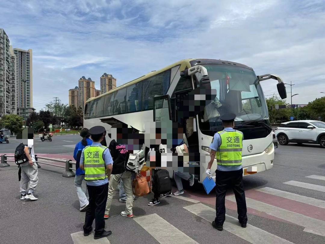 五一运输保障不停歇!成都"交通蓝"连续查处两台非法营运大巴车