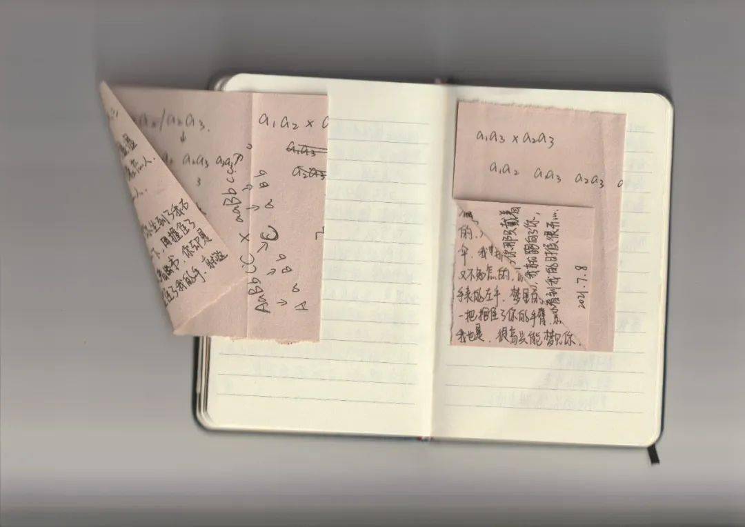 偷偷用手机和手表打电话,晚上走路去吃宵夜,也是分手之后去剪的短发