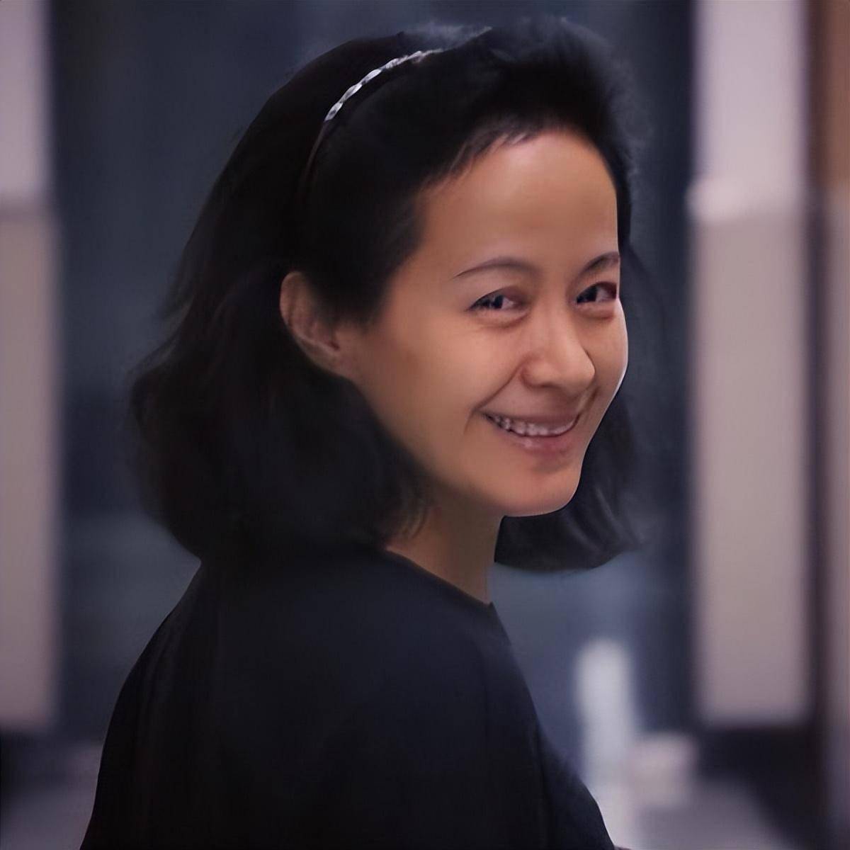 嫁给名导被捧红,丈夫病逝后不愿再演戏,56岁至今未婚无子嗣_何群_合作