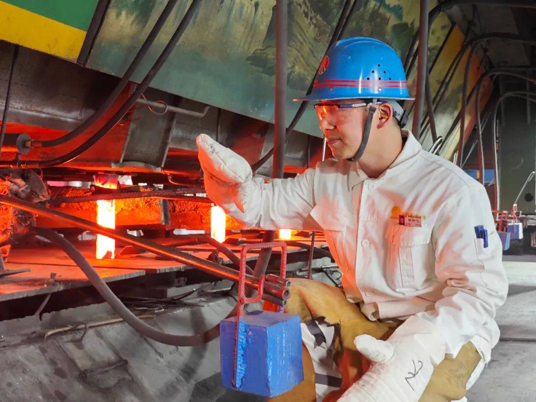 的新篇章他们始终坚守生产一线他们是中包工,炉前工,调车员,轧钢工