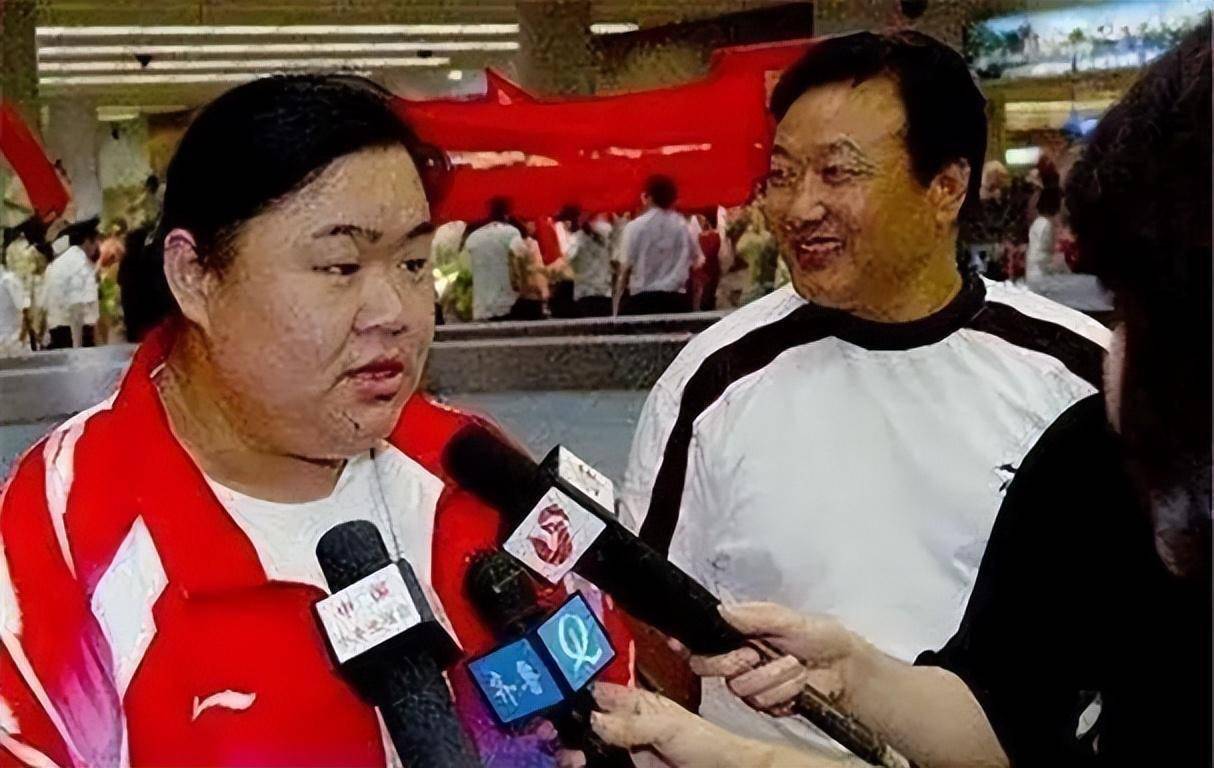 举重冠军唐功红:为夺冠险丧命,国家奖励4室2厅,嫁帅气老公
