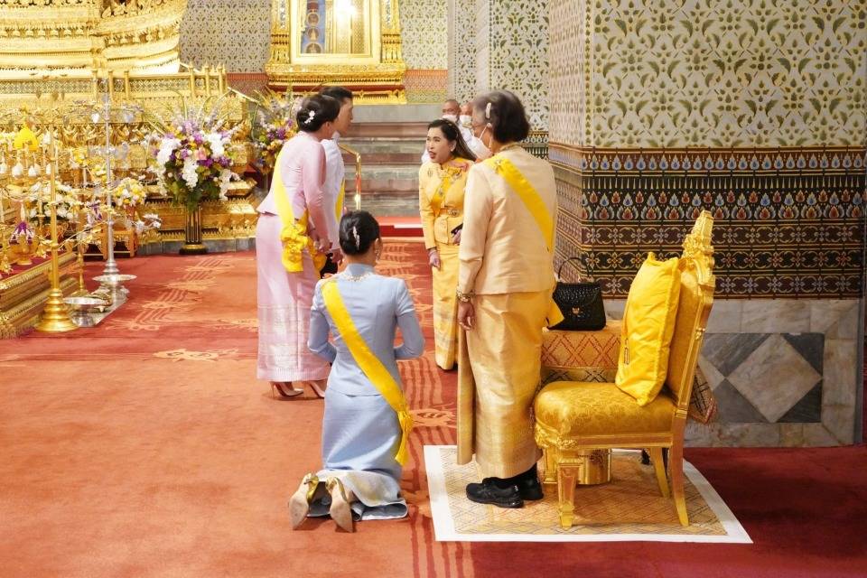 泰王庆加冕5周年,残疾妹妹现身,苏提达热心给大21岁的