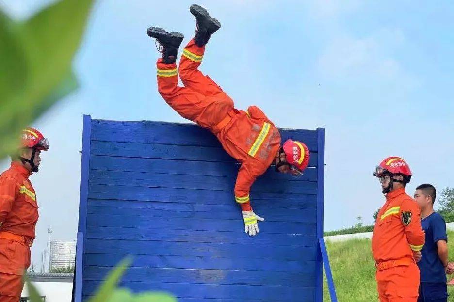 蓝朋友圈丨当"五四"遇见"消防"是火热青春的模样