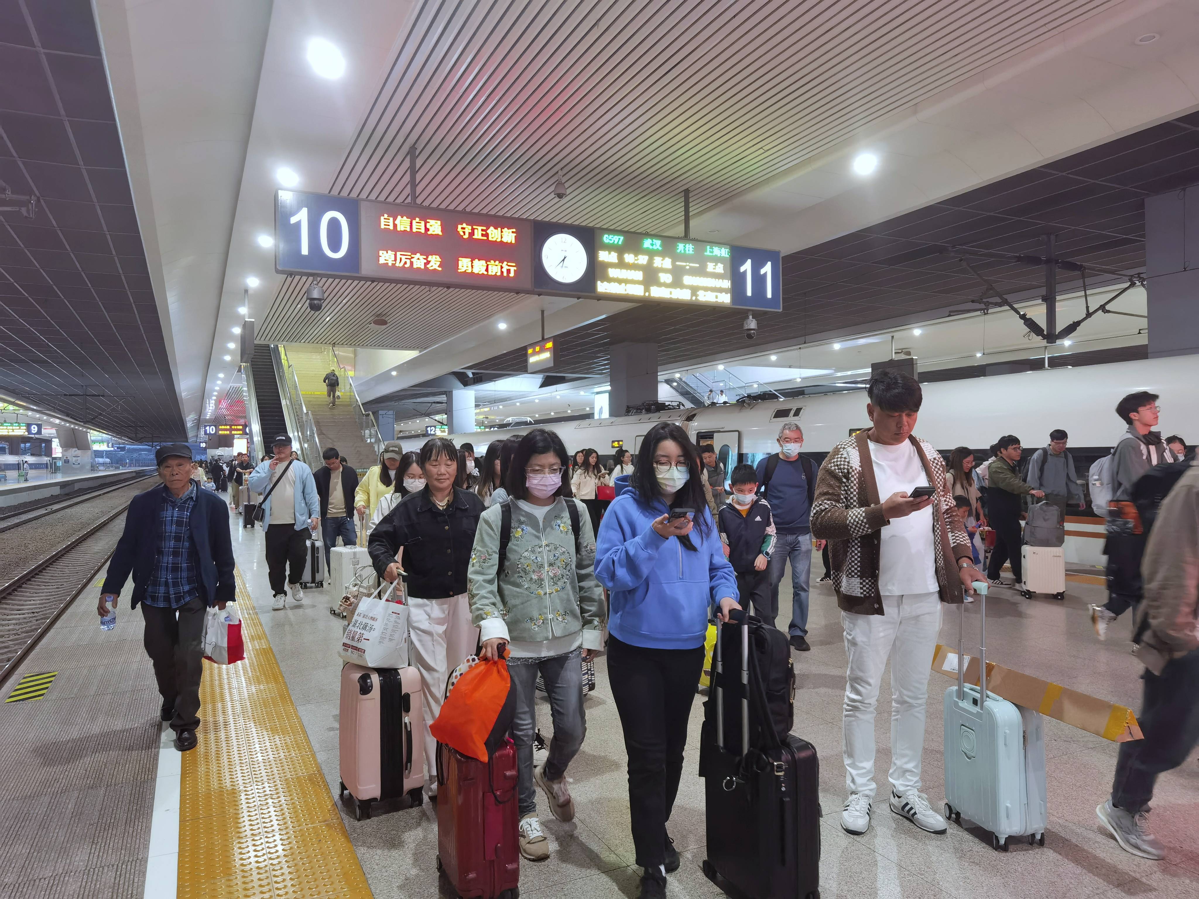 铁路上海站迎“五一”返程客流最高峰，预计今日到达65.7万人次