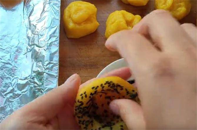 家庭自制老式桃酥，普通面粉就能搞定，材料简单，保证酥软直掉渣
