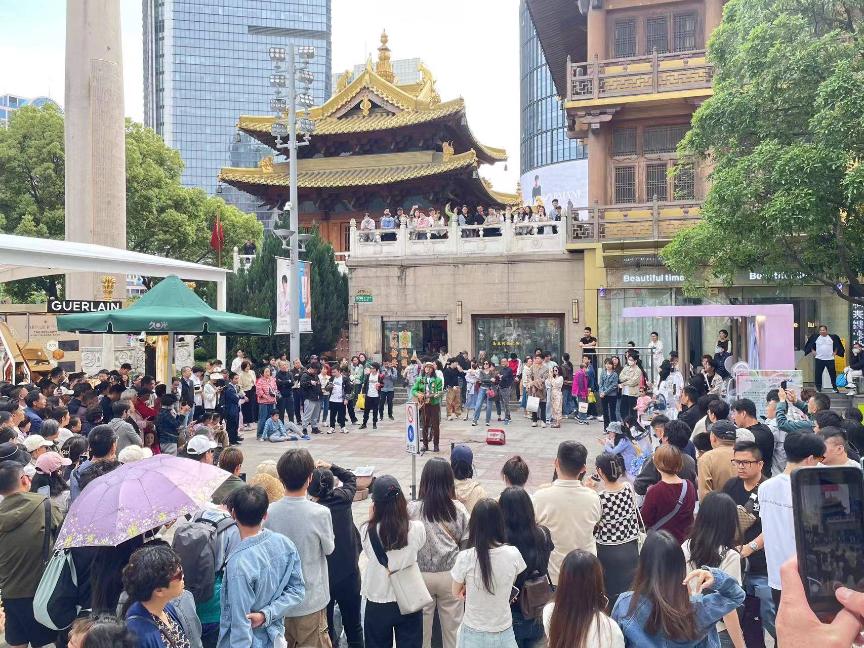 “鸟巢”式观众圈火了，“上海街艺”再现动人风景