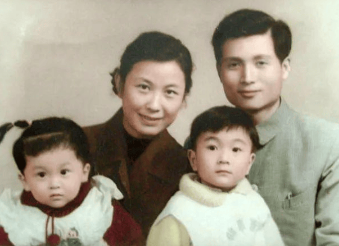 安震江在北影厂,有个专演反派的小群体,安震江就是其中之一,1954年