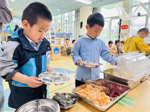 自己吃饭""我会自己上厕所""我会自己穿衣服"等活动,并通过"分发餐具"