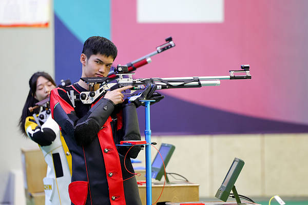 中国射击队有两对运动员出战,分别是黄雨婷,韩佳予,盛李