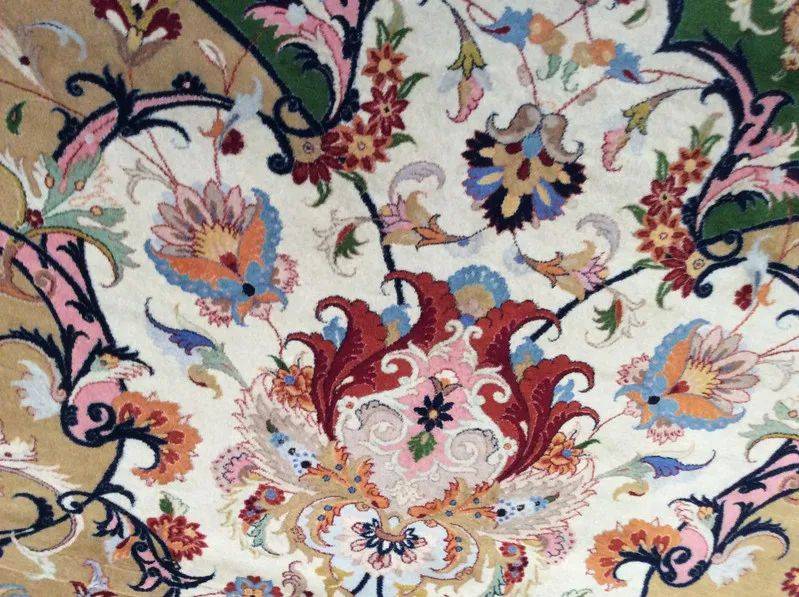 手工制作的精美绝伦的波斯地毯寺内拥有82个拱顶,1000根柱子可同时