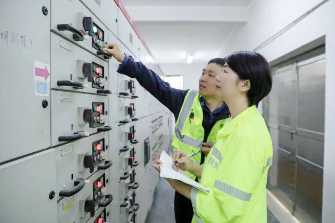 杨会文正在查看机电设备.