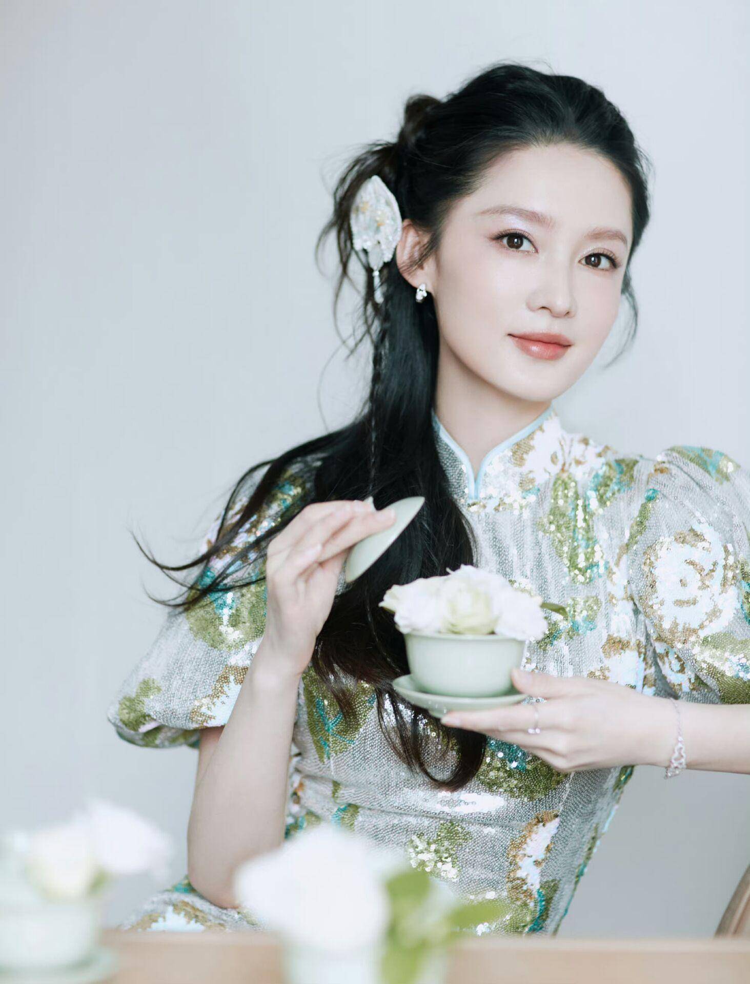 李沁旗袍装造型:婉约灵动!