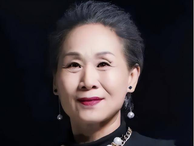 苇青:60岁被儿子带入演艺圈,73岁成"百亿老太",现在比儿子还红
