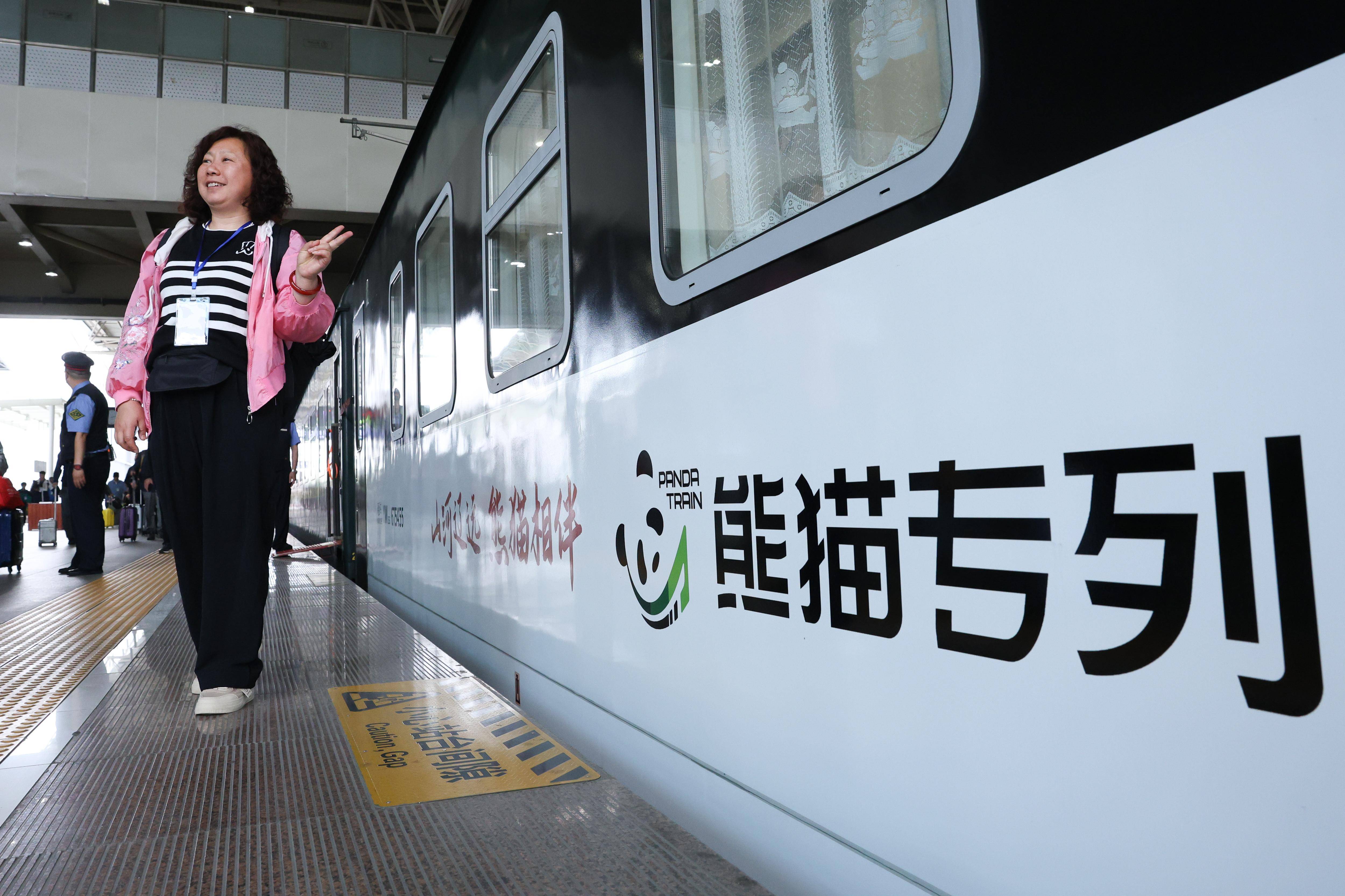 新华全媒 ·中国——老挝旅游列车熊猫专列开行