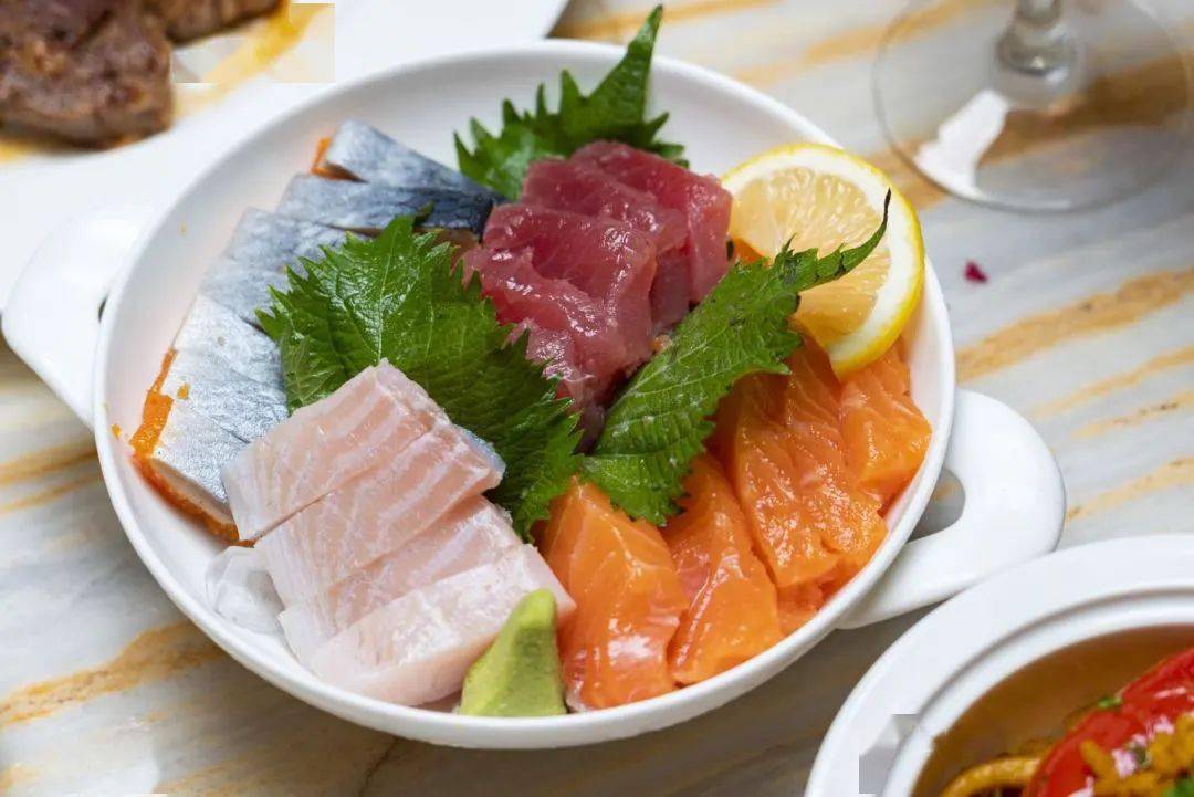 不用再纠结,拿上几碟蘸上酱油芥末就可以开吃啦!