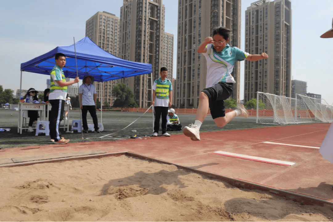 跳远运动员们在赛场上挥洒汗水,用每一次的起跳和落地,书写着青春的