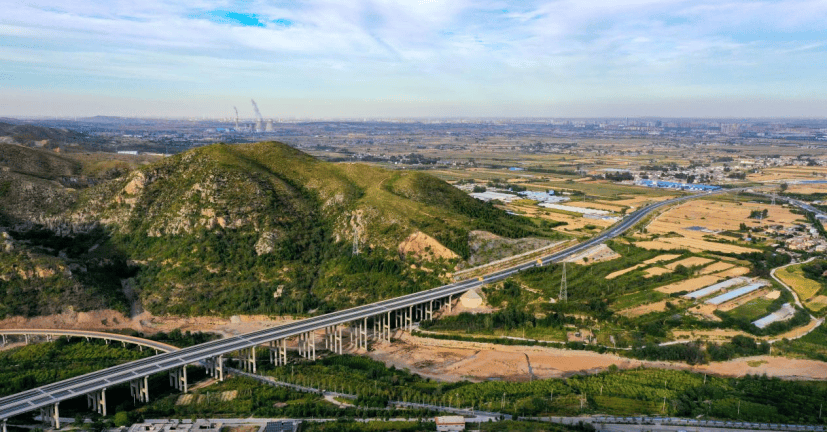 在高速公路修建过程中,填筑路基的土壤所用的传统固化剂是水泥和石灰