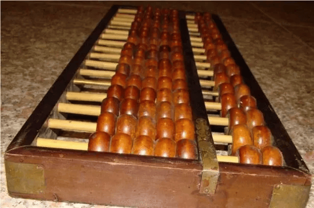 200元收的旧香案有点怪:祭祖时总发出异响,一鉴定价值几千万