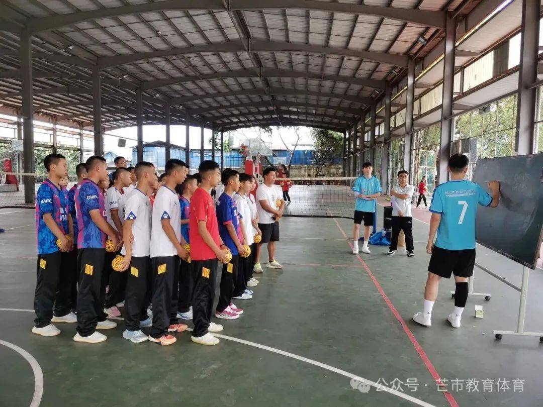 名体育教师代表和部分学生到芒市民族小学和芒市民族中学开展藤球培训