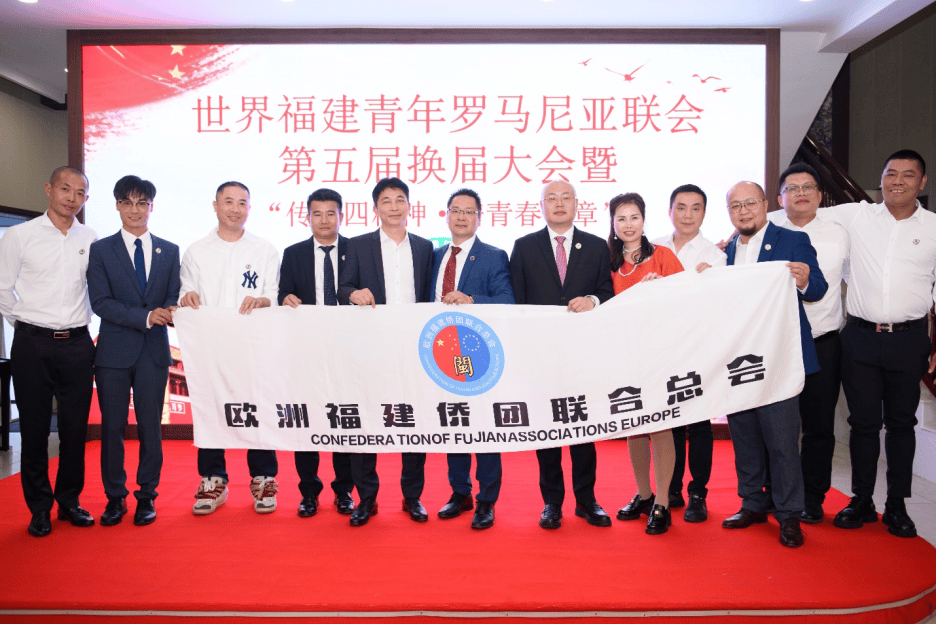 韩春霖大使(前排中间),李立主任(前排右三),林云龙会长(前排右四)和