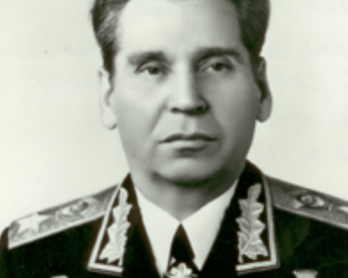 1981年苏联钢铁洪流演习震撼北约,10天后,中国11万大军震撼世界