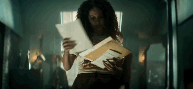 自己的朋友克里斯朵(卡西厄斯·纳尔逊 饰)解决麻烦,她本是一位通灵师