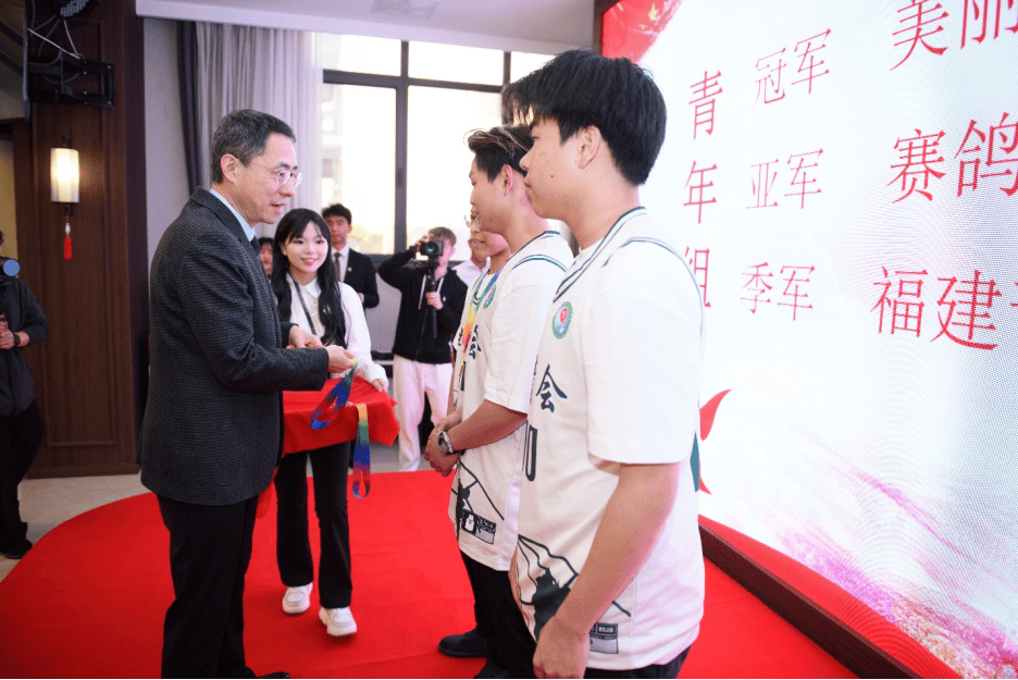 李立主任(右三)和文体部获奖代表合影.