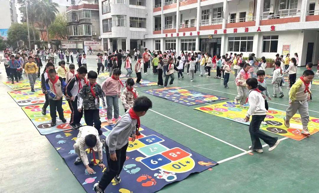 将第九套广播体操 自创搏击操 韵律操(向快乐出发) 跑操4个串点成线