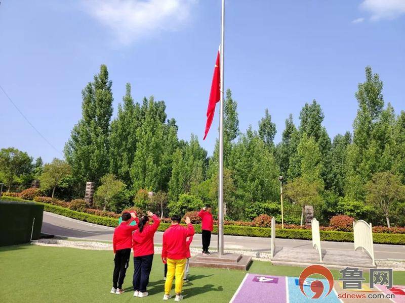 运动会正式拉开了序幕,小红旗手们将五星红旗缓缓升起