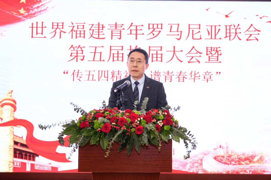 联会前任会长翁兴斌和新一届会长林云龙上台举行了交接授牌仪式