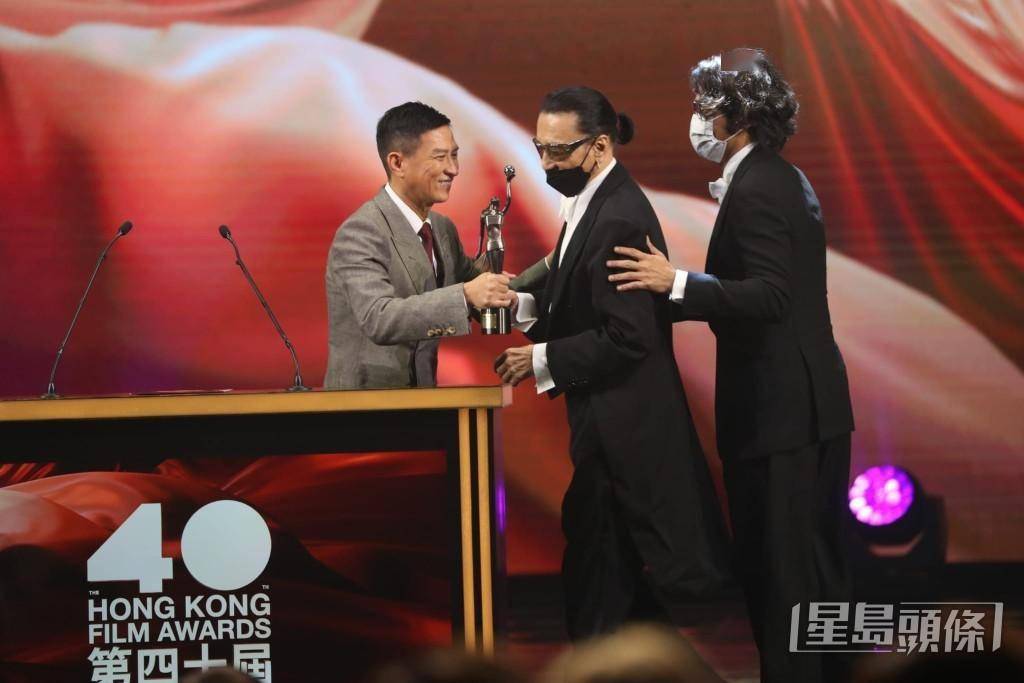 谢霆锋逐渐"贤化"!戴墨镜扎小辫穿黑衣,活脱脱就是谢贤的样子