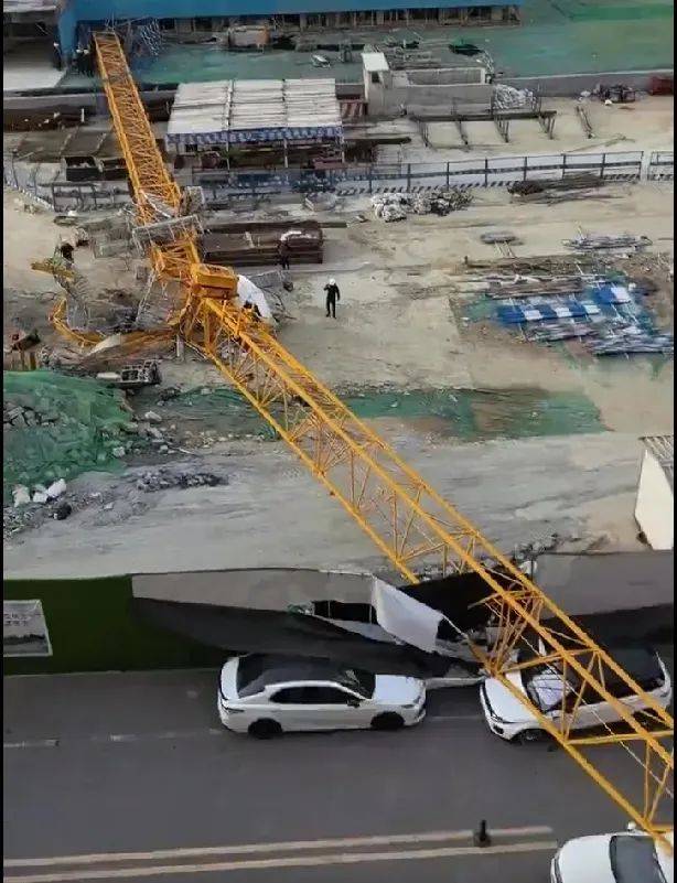 27日下午,有现场目击者表示,塔吊倒塌后砸中一小区大门,该小区大门